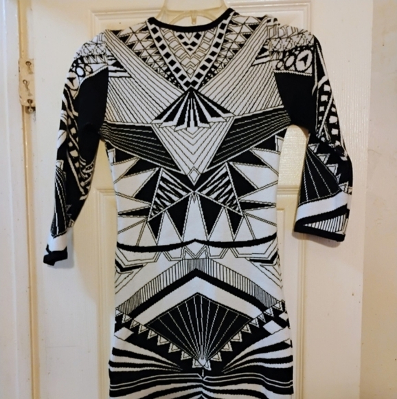 Forever 21 Size Medium Black and White Geometric Long Sleeve Dress - Picture 2 of 6